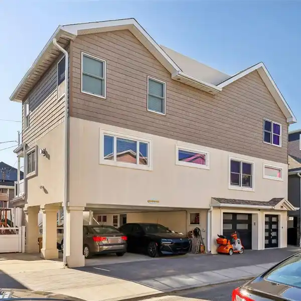 OPEN PLAN CONTEMPORARY HOME ON A DOUBLE LOT