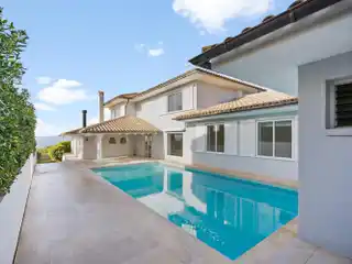 Modern Villa with Direct Sea Views