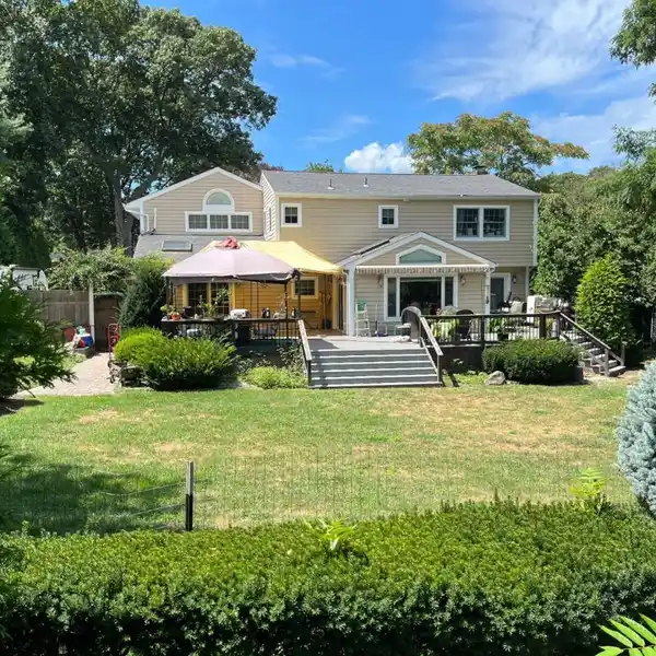 BEAUTIFUL COLONIAL STYLE HOME