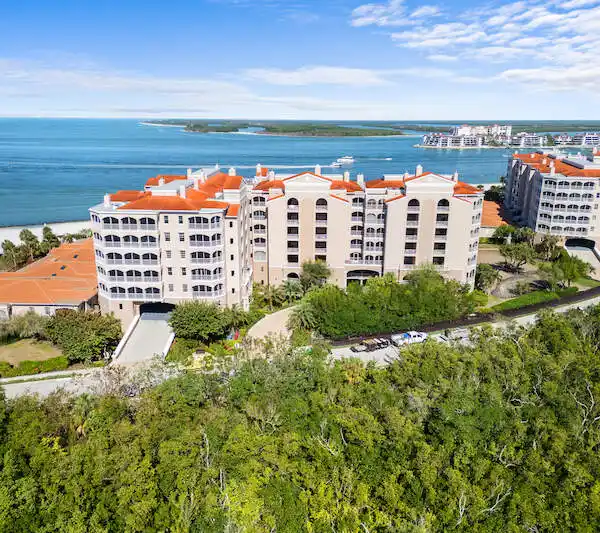 EXQUISITE BEACHFRONT CONDOMINIUM IN HIDEAWAY BEACH