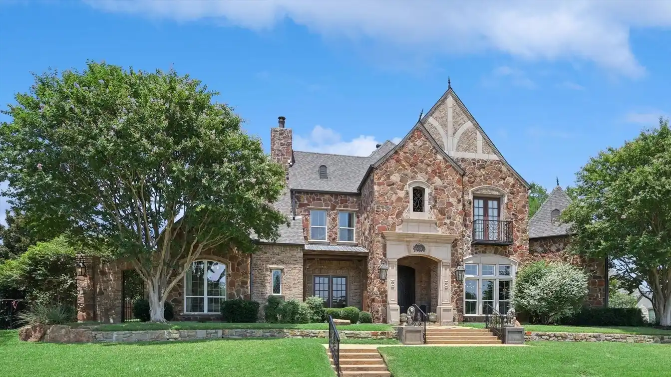 Former Model in Gated Clairemont