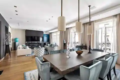 Third Floor Apartment in the Prestigious Golden Triangle