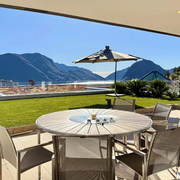 LAKE VIEW APARTMENT WITH PRIVATE GARDEN