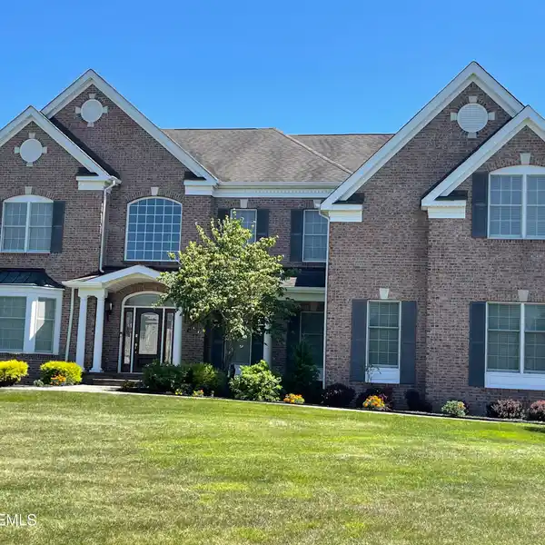 BRICK FRONT BEAUTY WITH DRAMATIC CURVED STAIRCASE