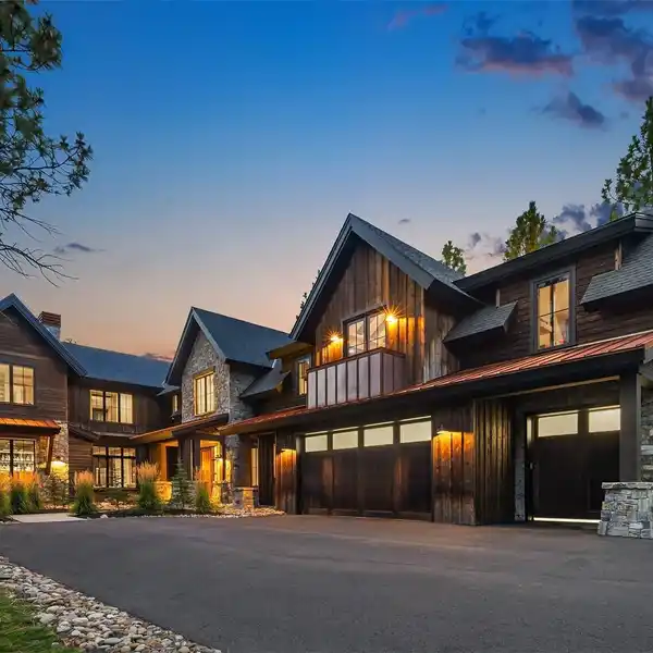 LUXURY MOUNTAIN RETREAT ON PAINTBRUSH LAKE