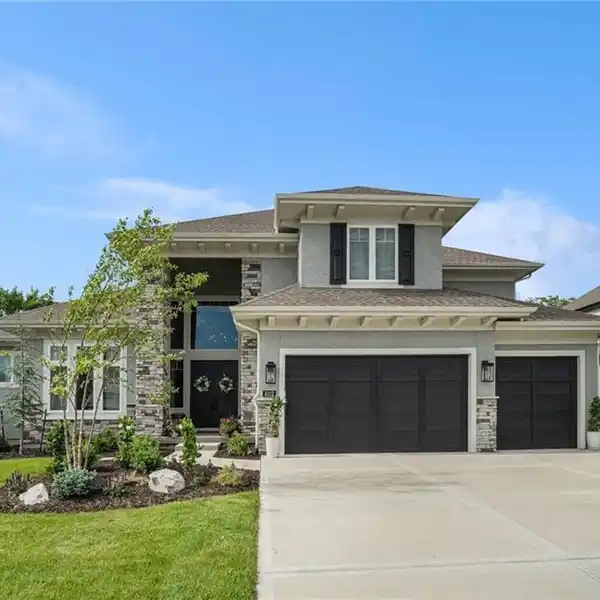 LUXURY LIVING IN AWARD-WINNING BLUE VALLEY