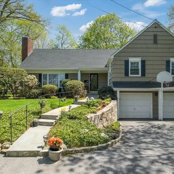 WONDERFUL HOME WITH ACCESS TO HEATED NEIGHBORHOOD POOL