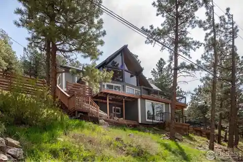 Remodeled Mountain Retreat with Soaring Ceilings