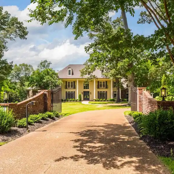 ELEGANT COUNTRY ESCAPE WITH LAVISH AMENITIES