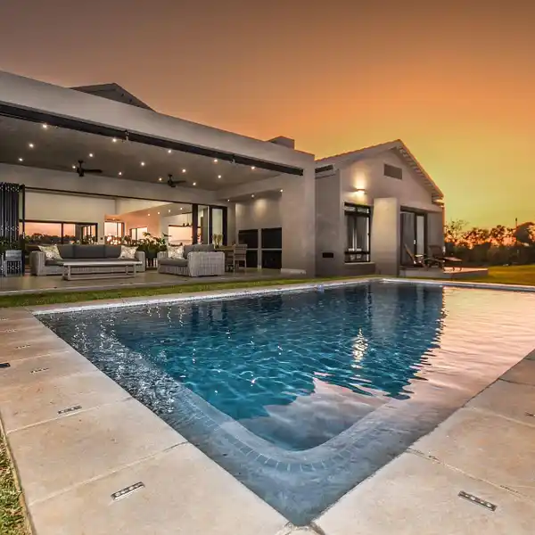 STYLISH CONTEMPORARY RESIDENCE