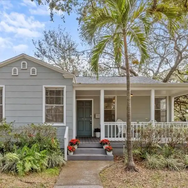 CHARMING CORNER LOT BUNGALOW IN HISTORIC HYDE PARK
