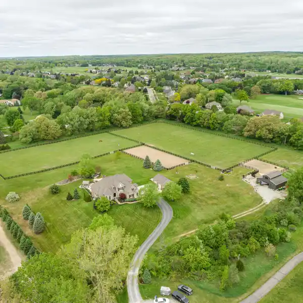 ELEGANT COUNTRY RETREAT WITH BOUTIQUE HORSE BARN