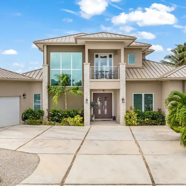 METICULOUSLY DESIGNED CANAL HOME