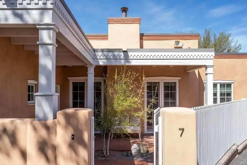 Rare Detached Condominium in Manderfield