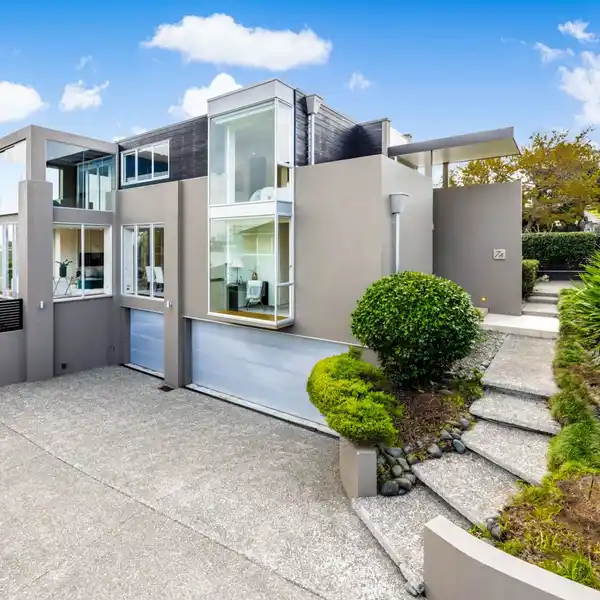 STYLISH HOME STEPS FROM OKAHU BAY RESERVE