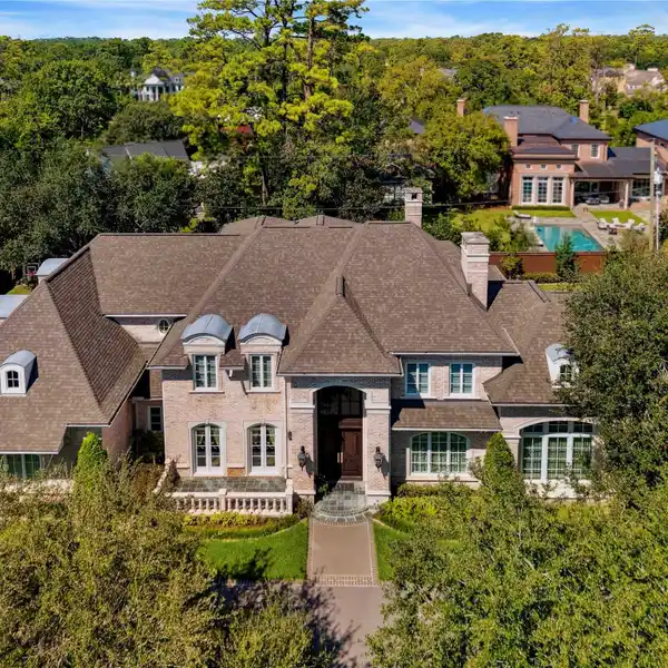 OUTSTANDING HOME IN AN INCREDIBLE LOCATION