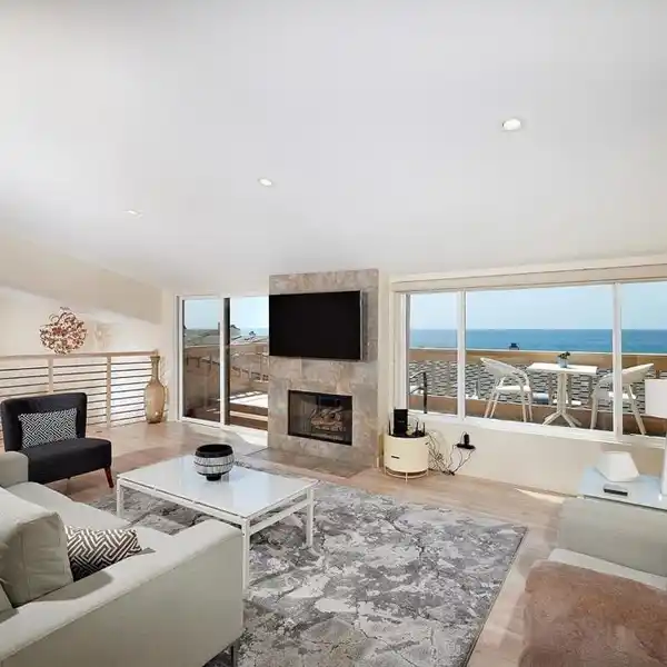 CONTEMPORARY TOWNHOME-STYLE CONDO