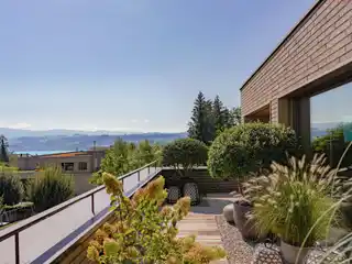 Bright Penthouse with Breathtaking Views of the Lake and Mountains