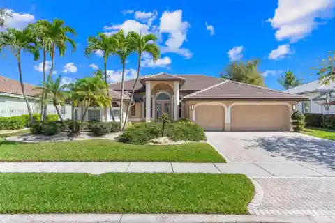 Gorgeous Waterfront Pool Home in the Heart of Coral Springs