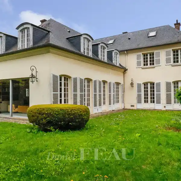 ELEGANT CLASSIC HOME IN A PRIVILEGED SETTING