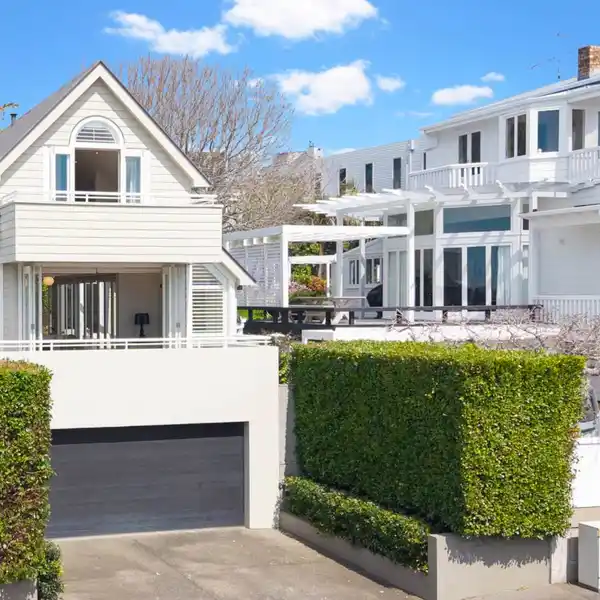 OUTSTANDING OPPORTUNITY IN THE HISTORIC LONDON STREET DRESS CIRCLE