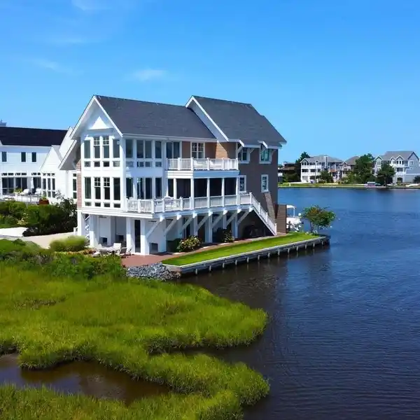 OPHISTICATED MODERN BAYFRONT BEACH HOME