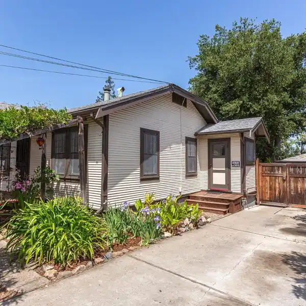 LOVINGLY MAINTAINED HISTORIC CRAFTSMAN HOME