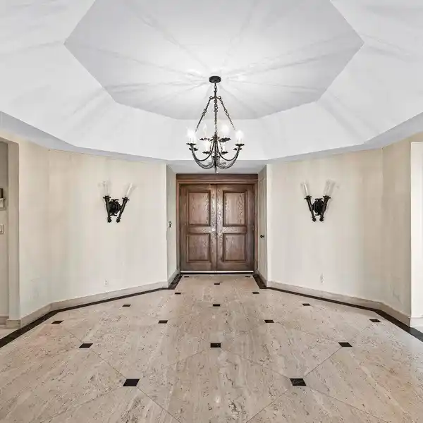 AMAZING PENTHOUSE AT THE TOP OF SLOANS CURVE