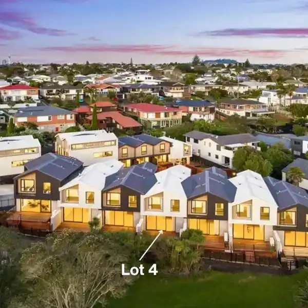 STYLISH SEASIDE TOWNHOUSE WITH LUXE FINISHES