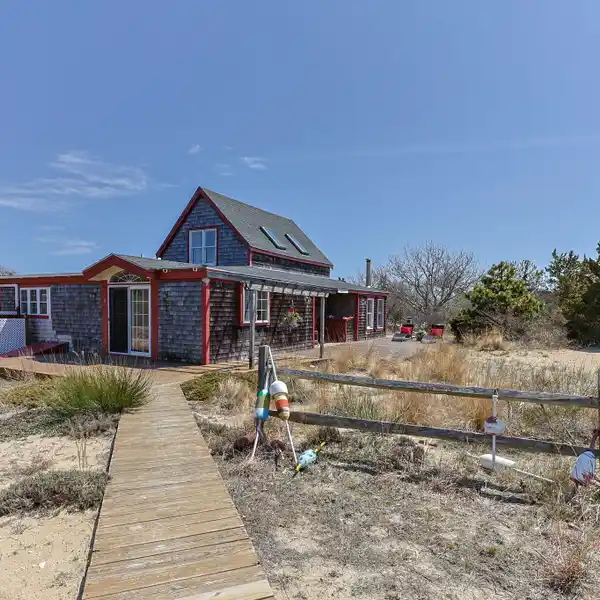 LOVINGLY KEPT BEACH COTTAGE