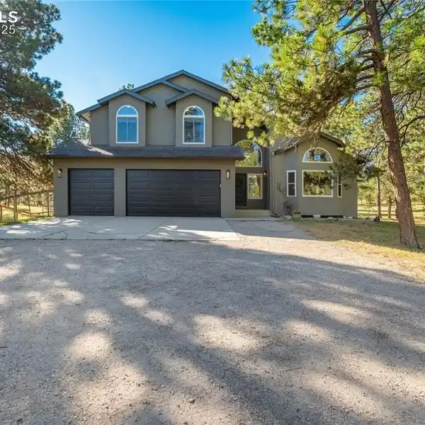 ELEGANT HOME WITH DUAL FIREPLACES AND VIEWS