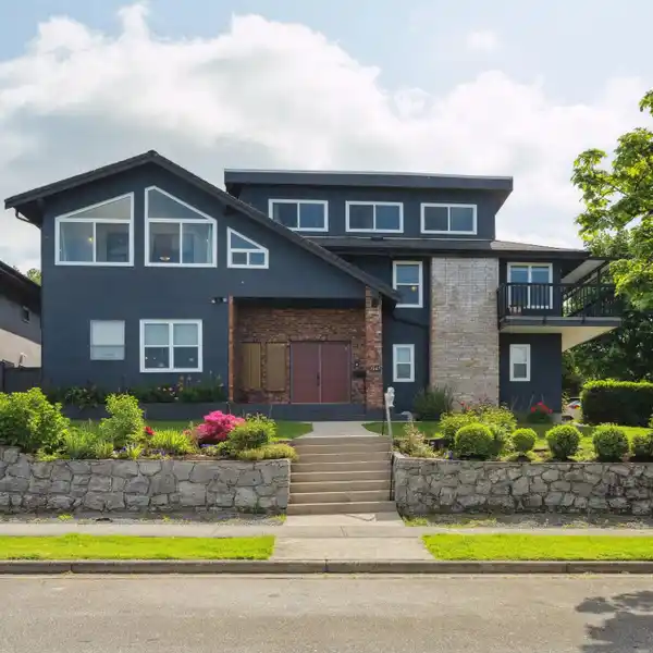 RARE FIND IN NORTH BURNABY
