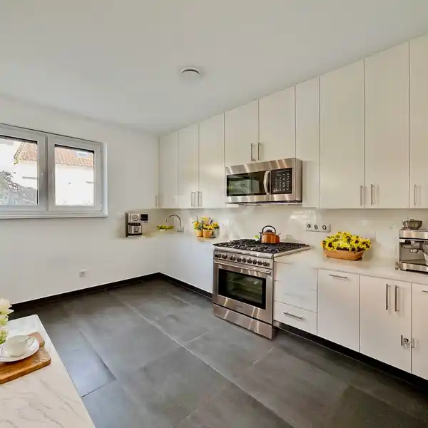 THREE-LEVEL MODERN HOME NEXT TO A PARK