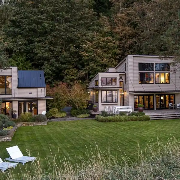 CONTEMPORARY MODERN HOME OFFERING MOUNTAIN VIEWS