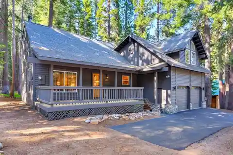 Cozy Tahoe Donner Cabin with Scenic Deck and Charm