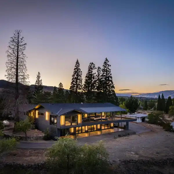 LUXURIOUS SANCTUARY WITH UNRIVALED CITY VIEWS