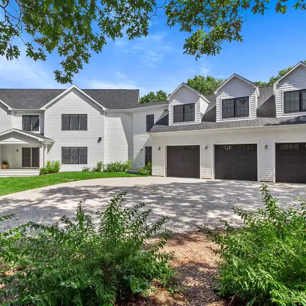 WONDERFULLY-APPOINTED COMPOUND OFFERING EXCEPTIONAL PRIVACY