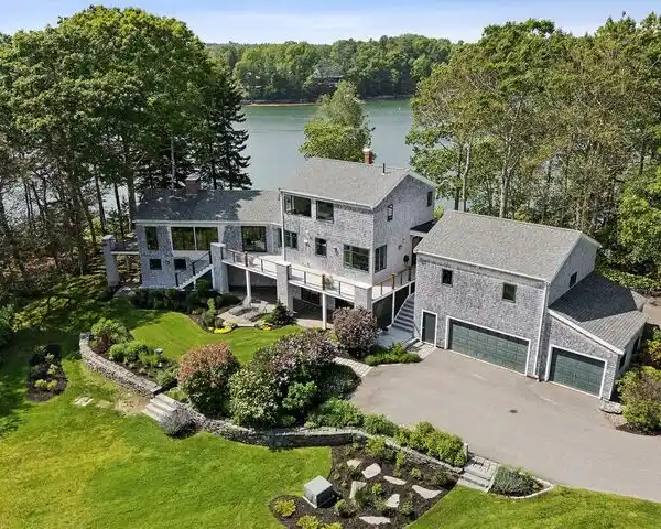 CONTEMPORARY HOME FULL OF UPDATES