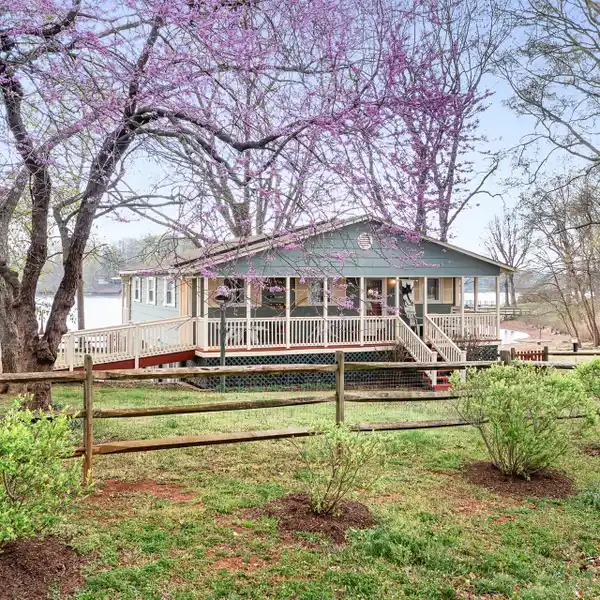 CHARMING ARTIST'S HOME ON LAKE NORMAN