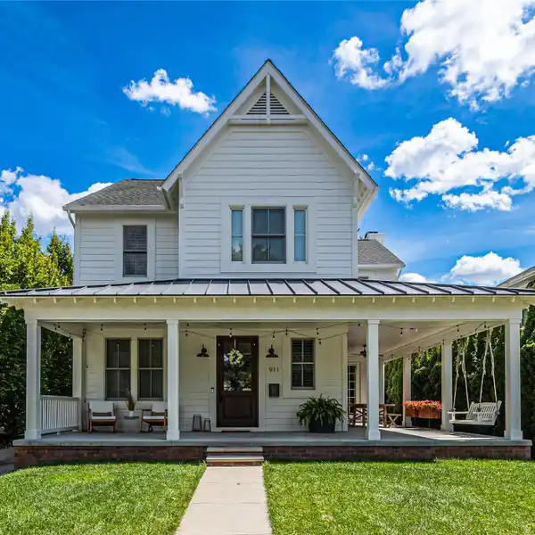 GORGEOUS NEWER BUILD MODERN FARMHOUSE