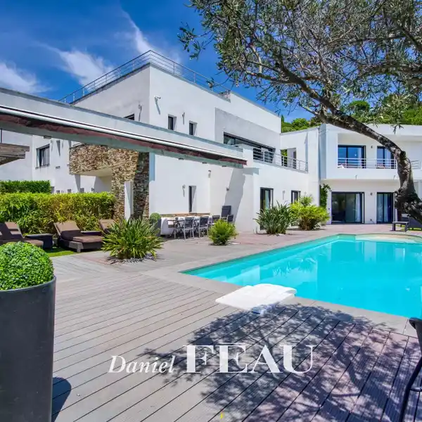 SPACIOUS LUXURY HOME WITH PANORAMIC SEA VIEWS