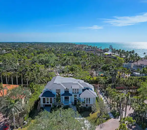 STRIKING NEW HOME IN A UNIQUE BEACHFRONT ENCLAVE