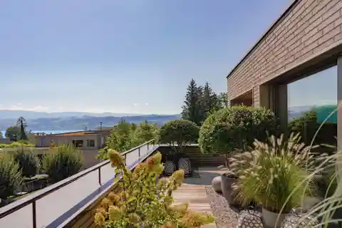 Bright Penthouse with Breathtaking Views of the Lake and Mountains