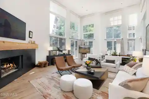 Fully Remodeled Residence Steps from the Ski Lift