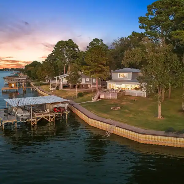 WHERE EVERY DETAIL EMBODIES LAKESIDE LUXURY