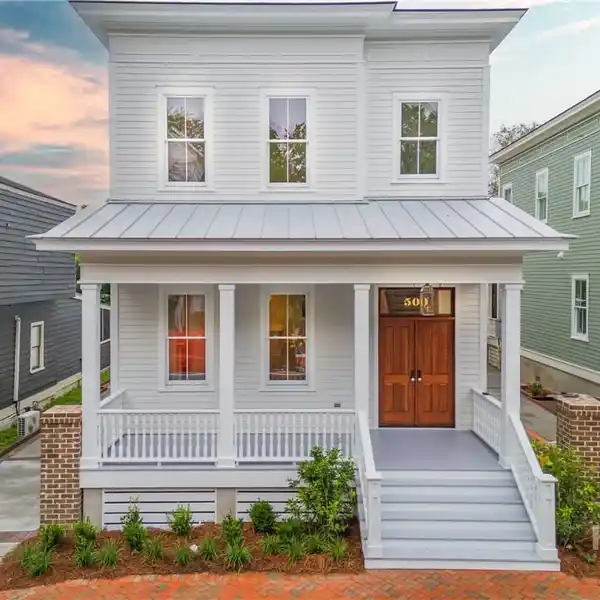 TIMELESS ELEGANCE MEETS MODERN LUXURY DOWNTOWN