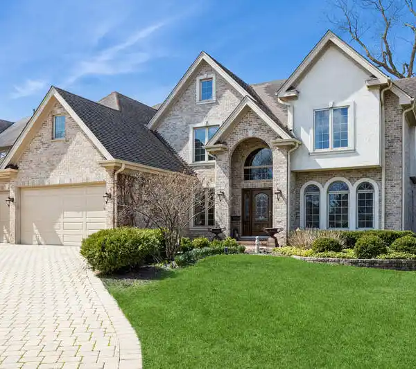 UNIQUE HOME BLENDING LUXURY AND COMFORT