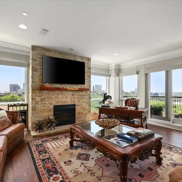 RARE LUXURY HOME IN VILLA DE LEON