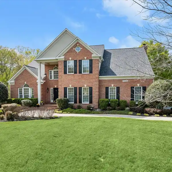 GORGEOUS HOME IN VIBRANT ASHLEIGH KNOLLS