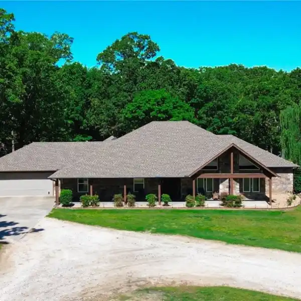 SECLUDED ACREAGE RETREAT WITH MASSIVE WORKSHOP